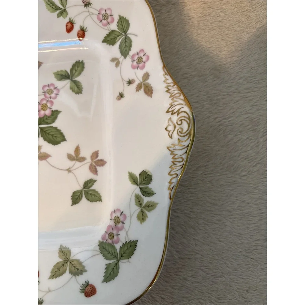 Wedgwood Wild Strawberry Square 10.75